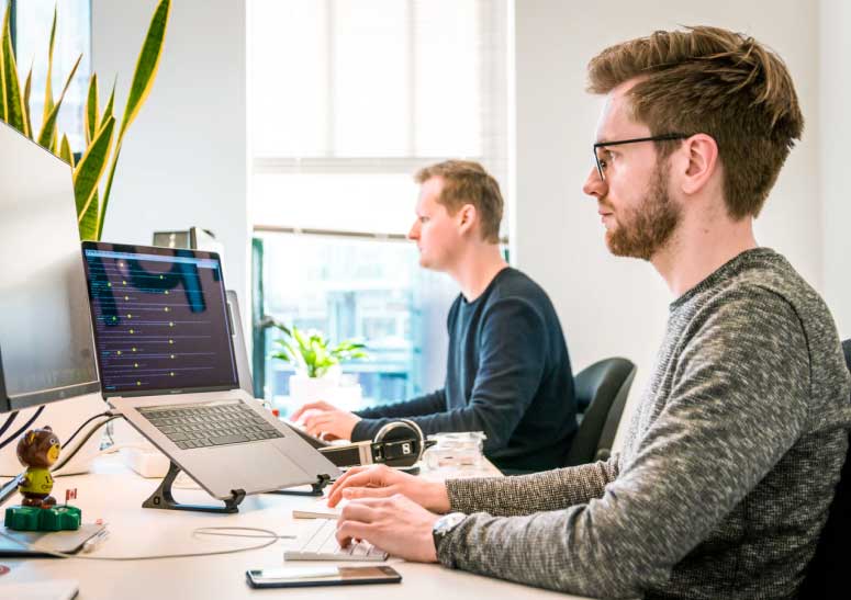 two people with different task align